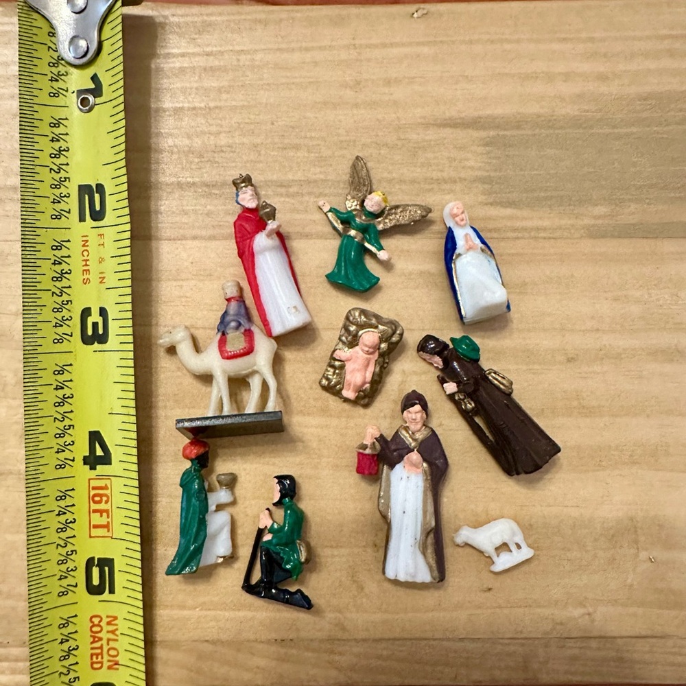 Vintage 1960s Ultra Miniature Nativity Figurines Set - Picture 2 of 4